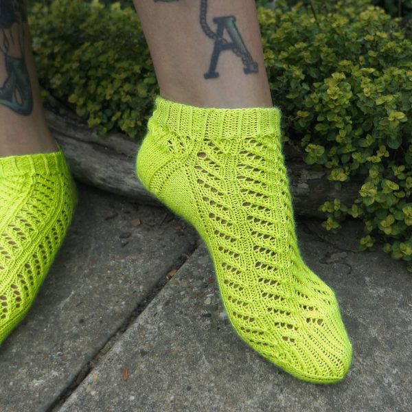 Simple lace ribbed short summer socks knitting pattern